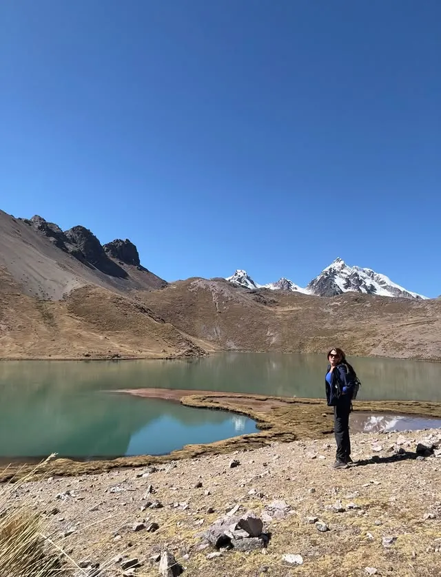 Sendero de altura junto a laguna y picos nevados del Ausangate
