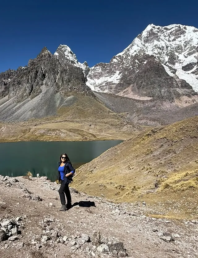 Laguna glaciar en el trek alrededor del Apu Ausangate