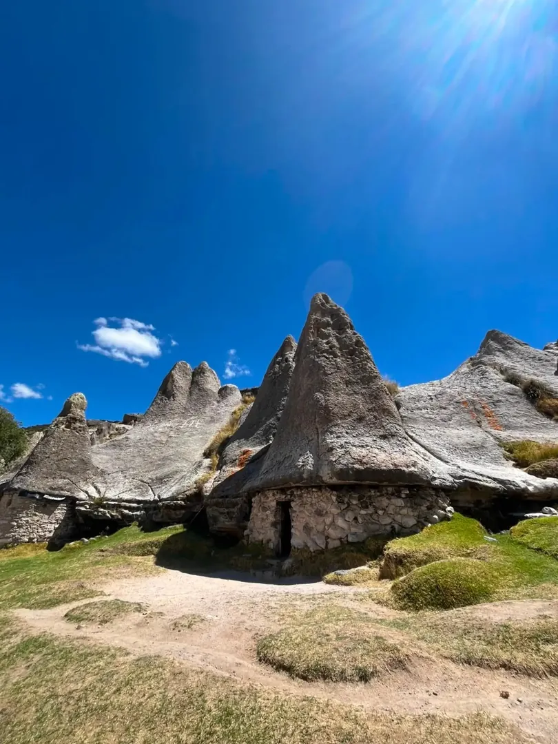 Stone cones and the “Smurf house” at Pampachiri