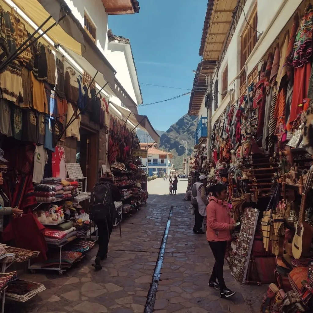Street in the Pisac craft market