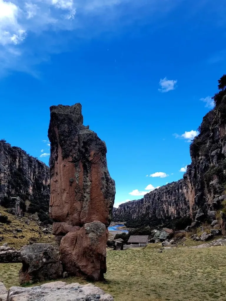 Farallón rocoso y valle en la provincia de Espinar