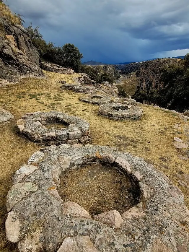 Recintos de piedra y vista al cañón en T'aqrachullo