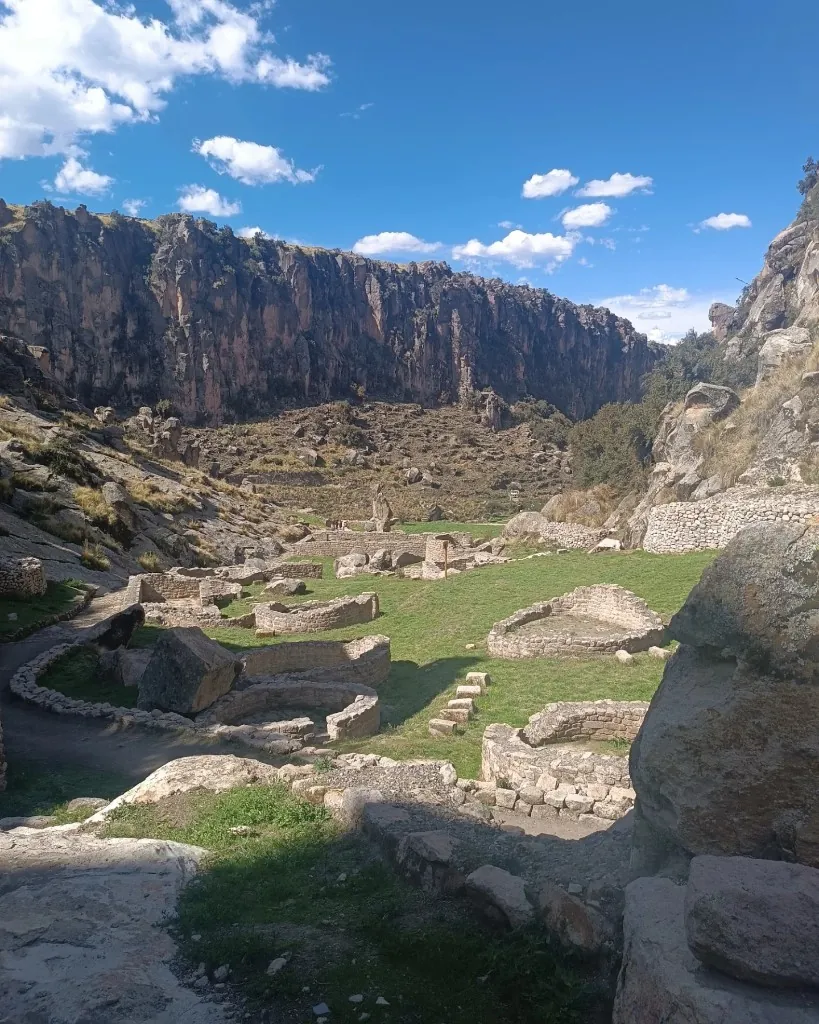 Construcciones circulares restauradas en T'aqrachullo