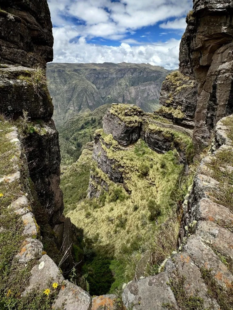 Stone walls overlooking the Apurímac canyon at Waqrapukara